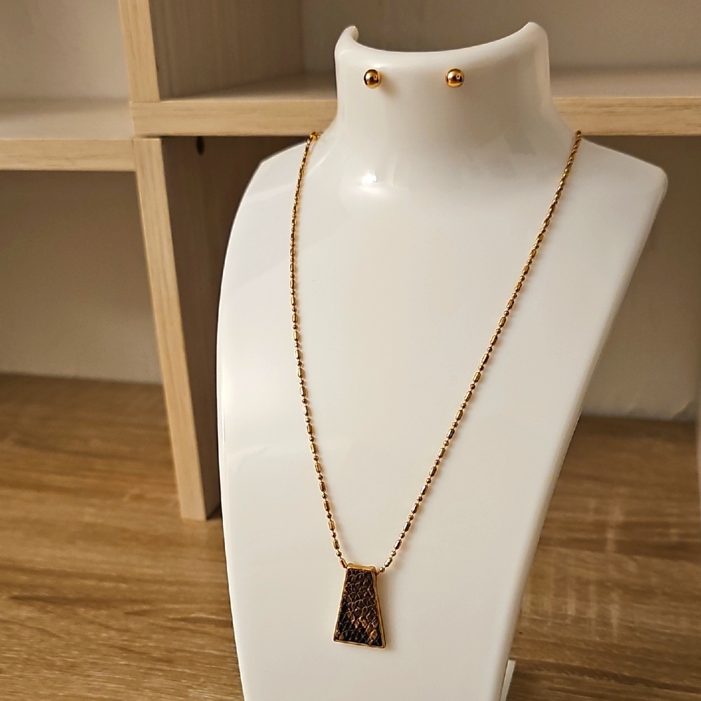 Elegant Gold Necklace with Pendant